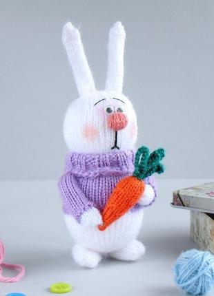 Зайчик з морквою, іграшка зв'язана спицями.2 фото