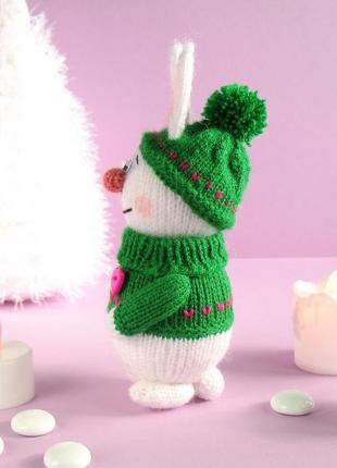 Зайка в зеленом. игрушка выполнена на спицах.