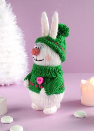Зайка в зеленом. игрушка выполнена на спицах.