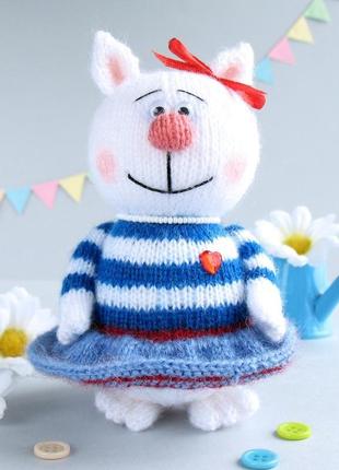 Кошка - морячка, игрушка выполнена на спицах.