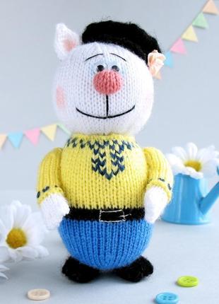 Кіт у вишиванці, іграшка виконана на спицях.