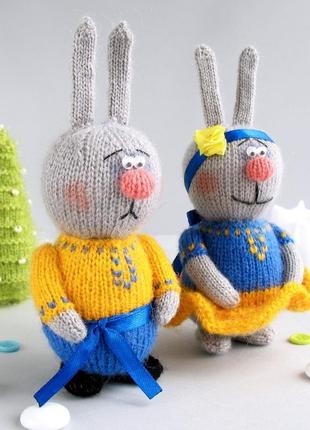 Зайчик патриот и его подружка, игрушки выполнены спицами.