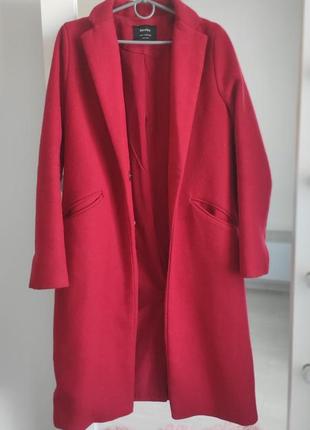 Пальто червоного кольору bershka1 фото