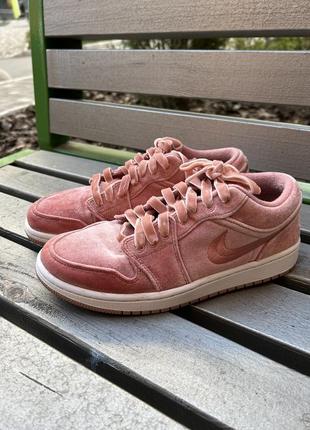 Кроссовки розовые nike air jordan 1 low se