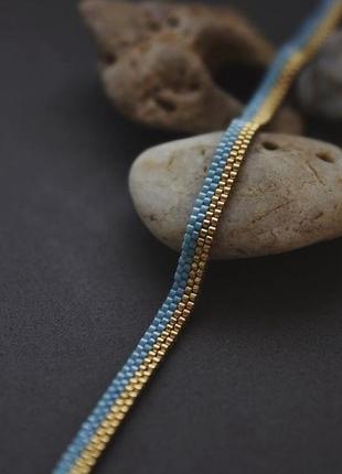 Стильний браслет з бісеру блакитний золотистий золотий патріотичний тренд