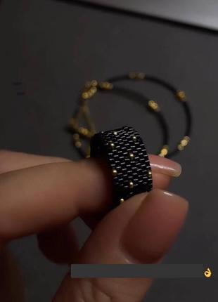 Чёрное кольцо широкое из японского бисера золотистое белое двухцветное стильное трендовое1 фото