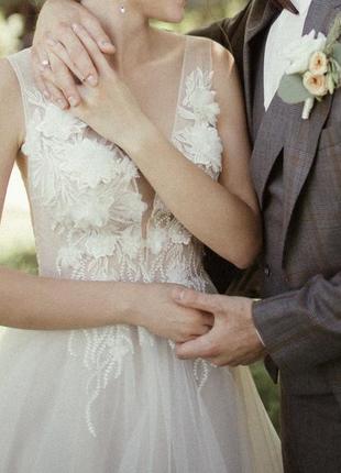Весельное платье со шлейфом свадебное платье свадобное платье айворы3 фото
