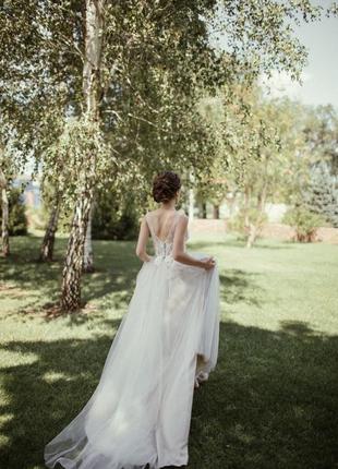 Весельное платье со шлейфом свадебное платье свадобное платье айворы9 фото