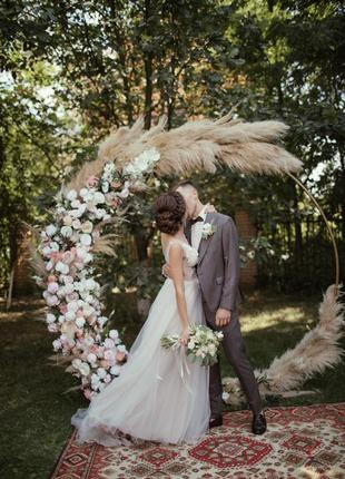 Весельное платье со шлейфом свадебное платье свадобное платье айворы10 фото
