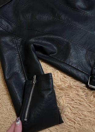 Жіноча шкіряна чорна куртка косуха