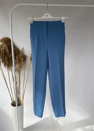 Актуальные брюки со стрелкой нежно голубые брюки на высокой посадке1 фото