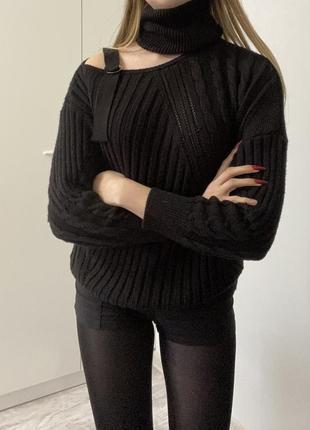 Черный асимметричный свитер с открытым плечом