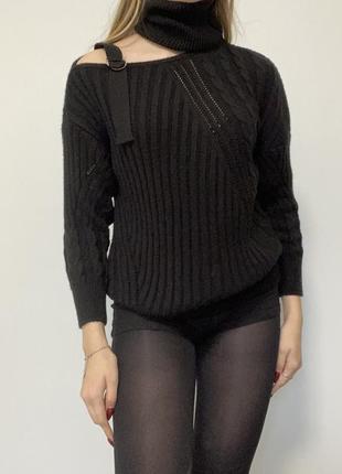 Черный асимметричный свитер с открытым плечом3 фото
