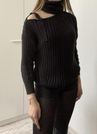 Черный асимметричный свитер с открытым плечом5 фото