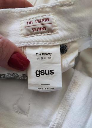 Белые джинсы скошенные gsus, размер s5 фото