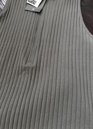 Меди коттоновое платье в рубчик hm оливкового цвета с воротничком стойкой на молнии и разрезом сзади8 фото