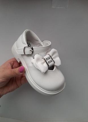 Туфли детские белые лаковые бантик1 фото