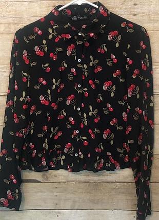 Полукороченная блузка рубашка  с оборками на пуговицах вишневый принт zara  30р.s-ка 38р