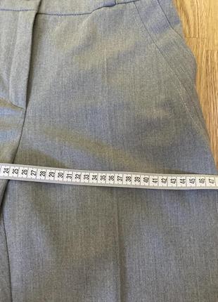 Базовые серые брюки мужского фасона, слегка зауженные.5 фото
