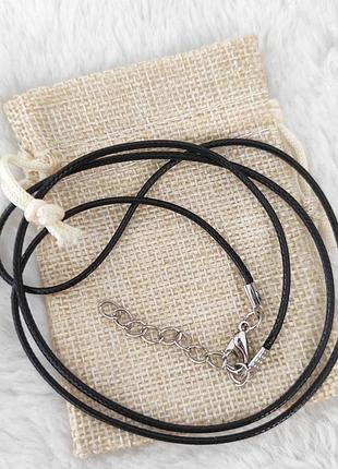 Шнурок для кулона - черный экошелк длина 60 + 5 сантиметров, толщина 2 мм, застежка - карабин