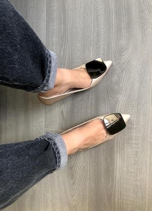 Човники перламутрово-бежеві, декоровані брошкою, розпродаж