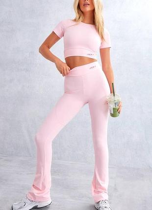 Стильні спортивні штани лосіни рожевого кольору1 фото