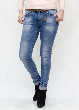 Зауженные женские джинсы с потертостями средней посадки, размер 25