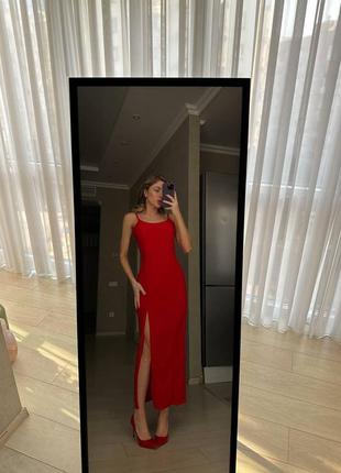 Платье с разрезом на ножке