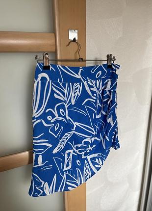 Яркая синяя асимметричная юбка в сборке с пуговицами1 фото