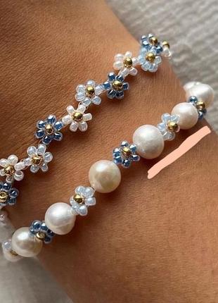 Цветочный браслет из жемчуга и бисера ромашки голубой синий цветочки