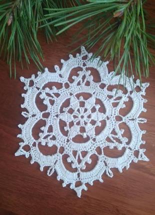 Рельефные снежинки крючком украшение на елку новогодний декор4 фото