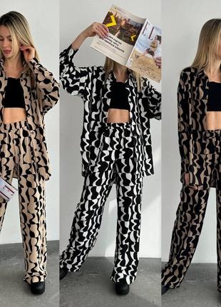 Свободный костюм в трендовой расцветке сезона