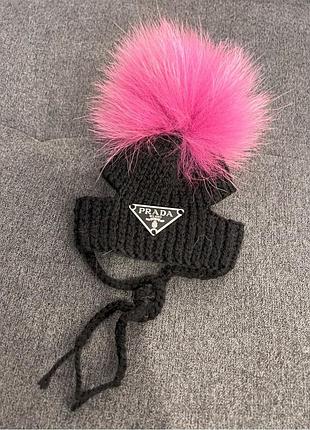 Брендова шапка для собак ручної в'язки prada без закота, з натуральним рожевим бубоном, чорна