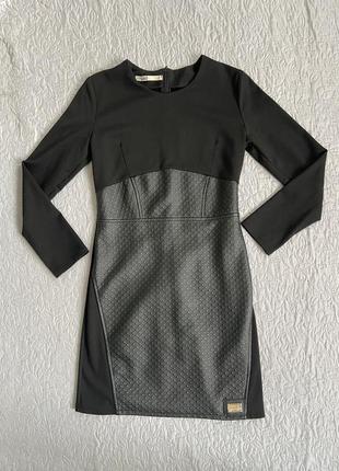 Черное платье, приталенное