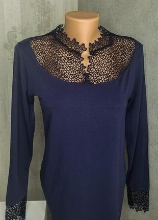 Блуза з мереживною вставкою синя