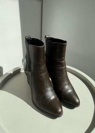 Чоботи ботильйони на каблуку clarks натуральна шкіра коричневі1 фото