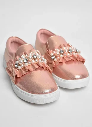 Красивые туфли со стразами и бусинами блестящие мокасины