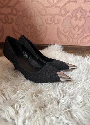 Элегантные женские туфли reserved черного цвета с металлическим кончиком2 фото