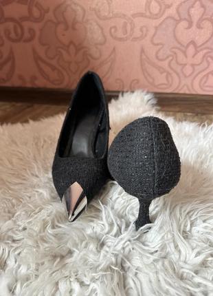 Элегантные женские туфли reserved черного цвета с металлическим кончиком3 фото