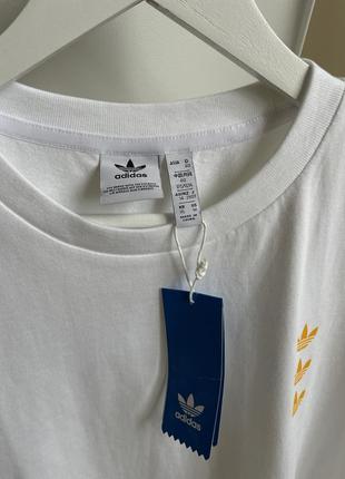 Белоснежная футболка от adidas, оверсайз укороченная3 фото