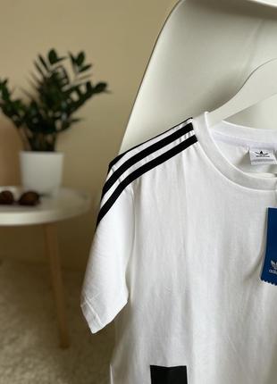 Белоснежная футболка от adidas, оверсайз укороченная4 фото