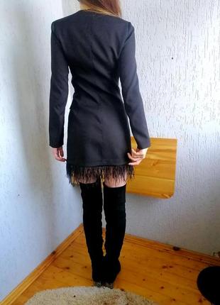 Черный пиджак платье с перьями