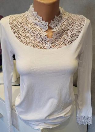 Блуза з мереживною вставкою біла