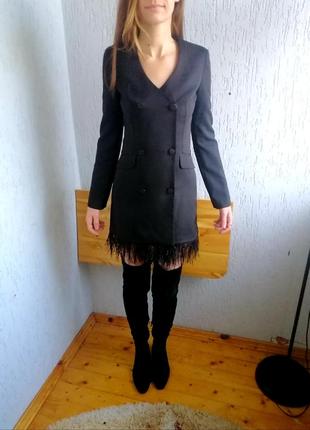 Черное платье пиджак с перьями2 фото