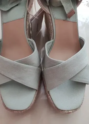 Новые босоножки на плетёной танкетке, бренд stradivarius, р. 40-41
