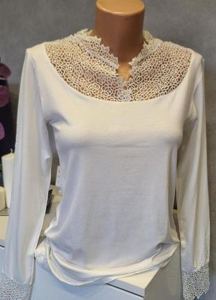 Блуза з мереживною вставкою молочна