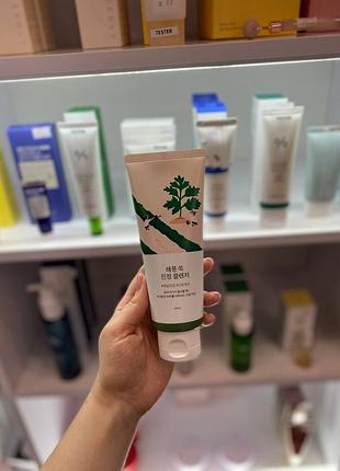 Заспокійлива очищуюча пінка з морським полином round lab mugwort calming cleanser 150 ml