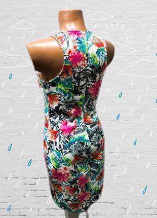 Экстравагантное платье по фигуре в красивый цветочный принт успешного американского бренда guess5 фото