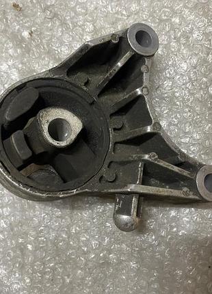 Подушка (опора) двигателя передняя opel astra h/zafira b 1.9 сdti