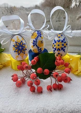 Набір вишитих писанок